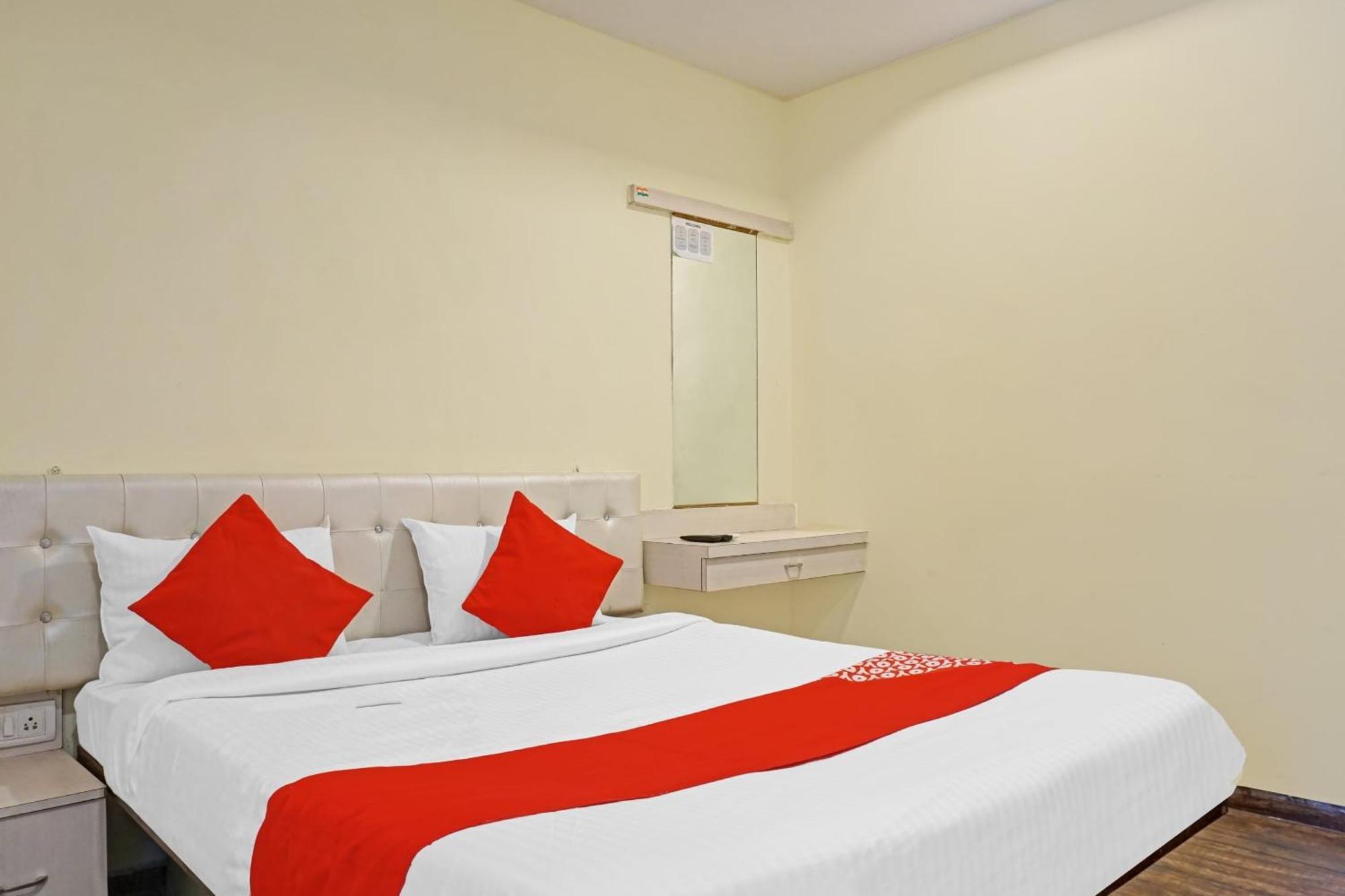 Hotel O 24K Inn Mundhva Esterno foto