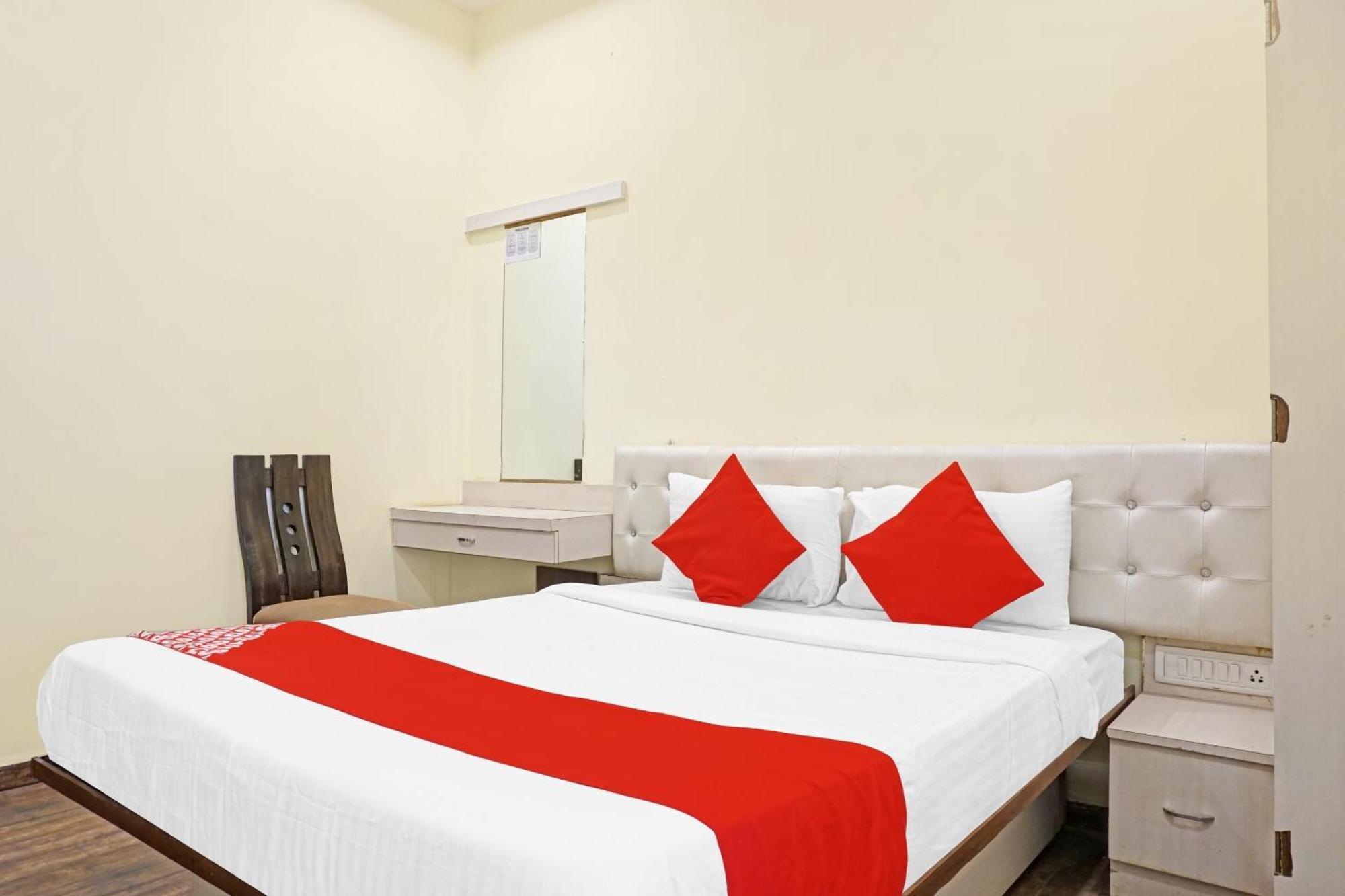 Hotel O 24K Inn Mundhva Esterno foto