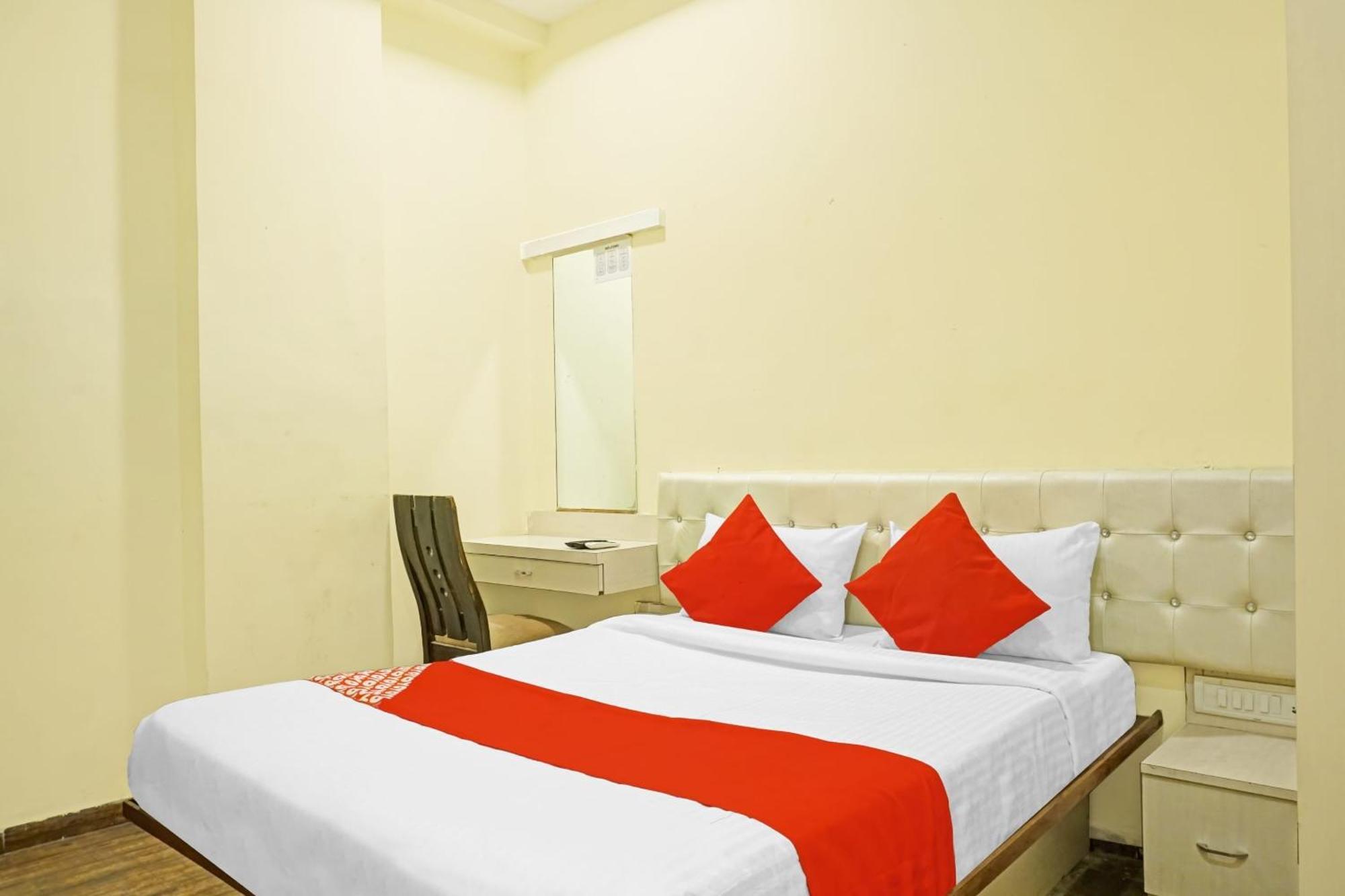 Hotel O 24K Inn Mundhva Esterno foto