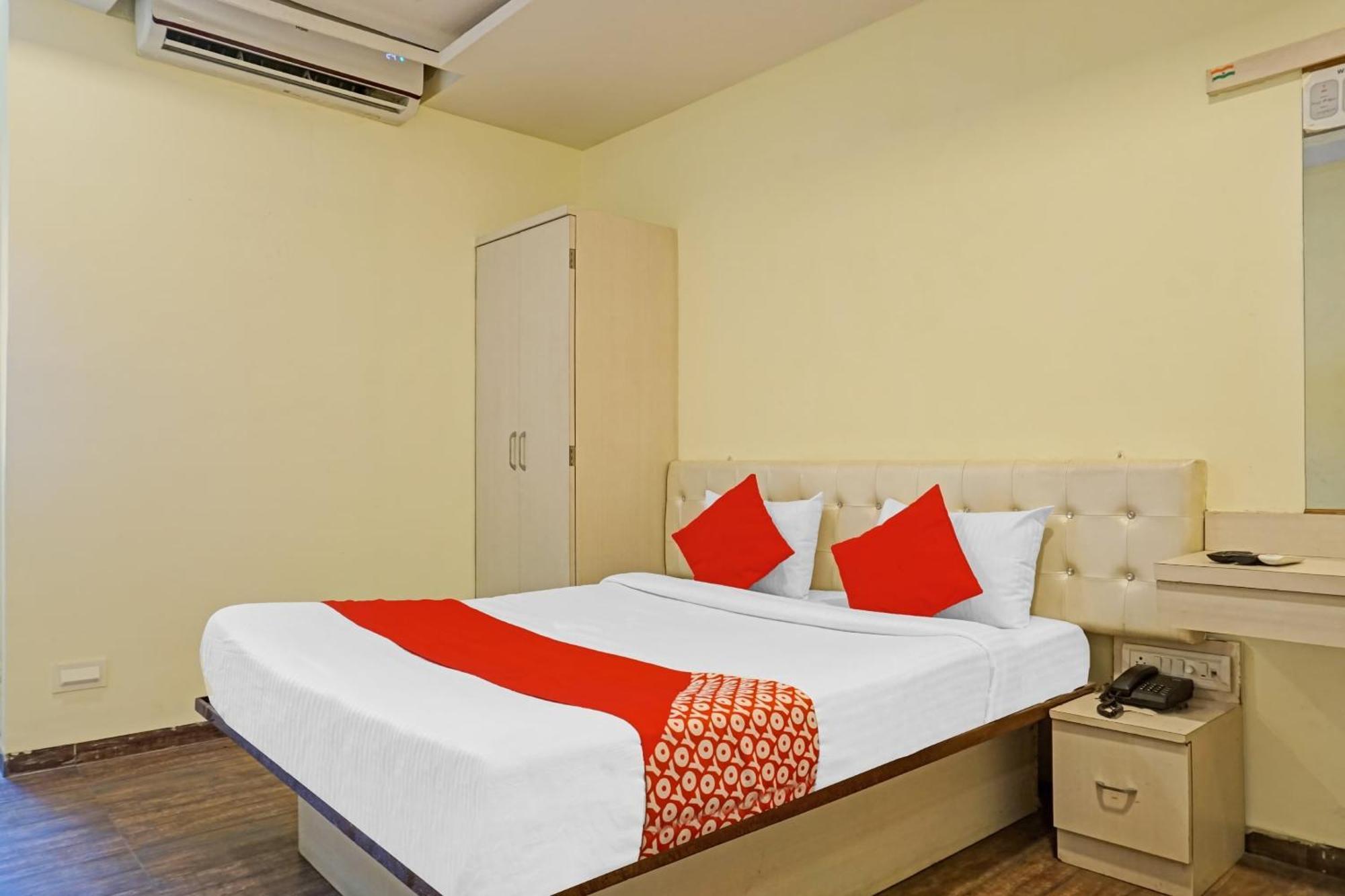 Hotel O 24K Inn Mundhva Esterno foto
