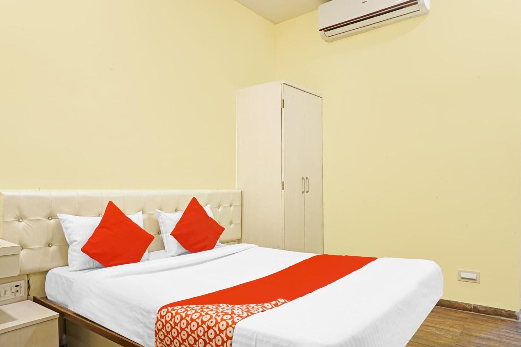 Hotel O 24K Inn Mundhva Esterno foto