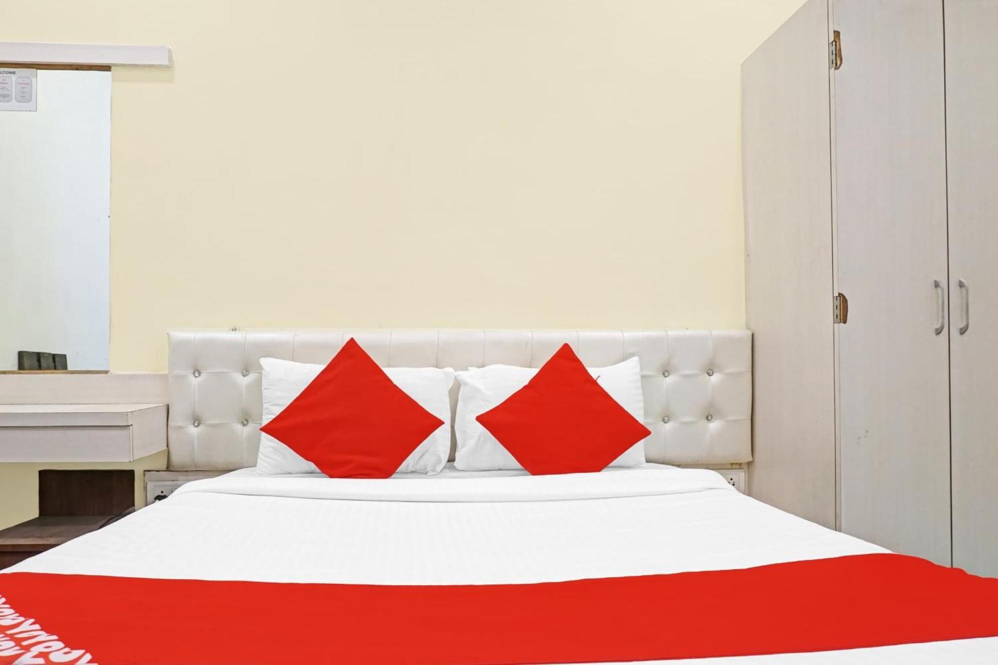 Hotel O 24K Inn Mundhva Esterno foto