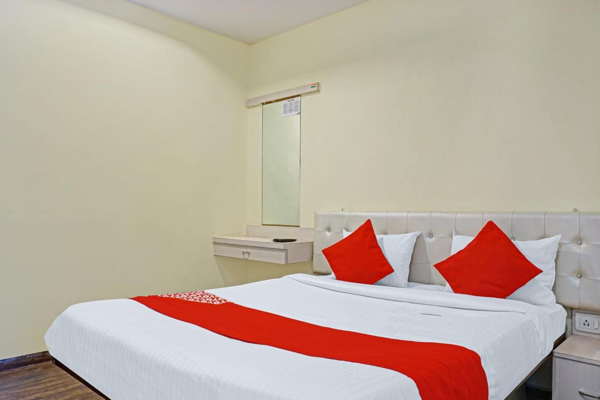 Hotel O 24K Inn Mundhva Esterno foto