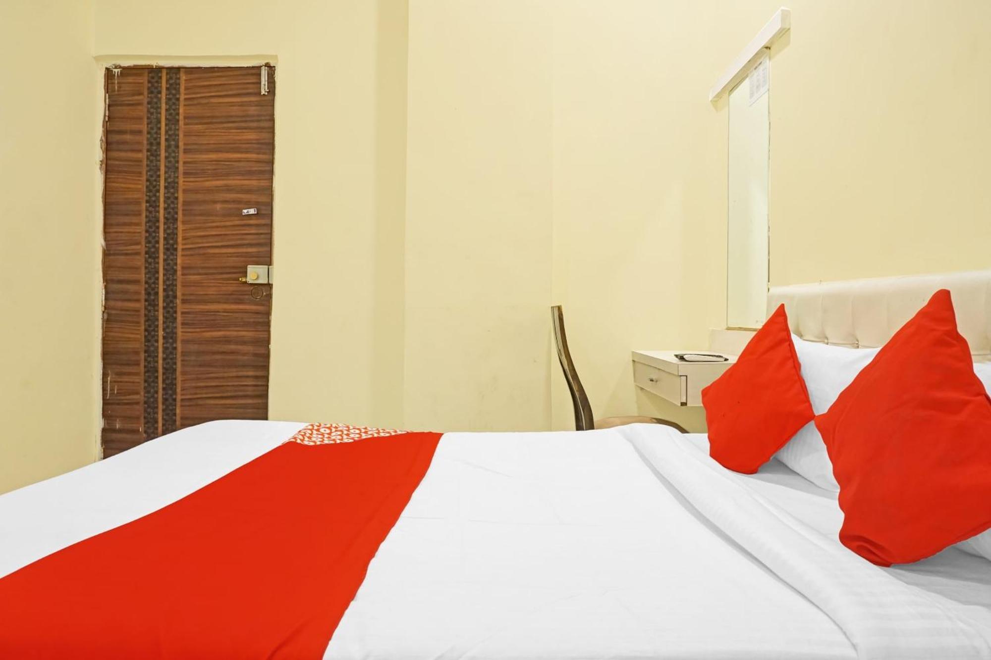 Hotel O 24K Inn Mundhva Esterno foto