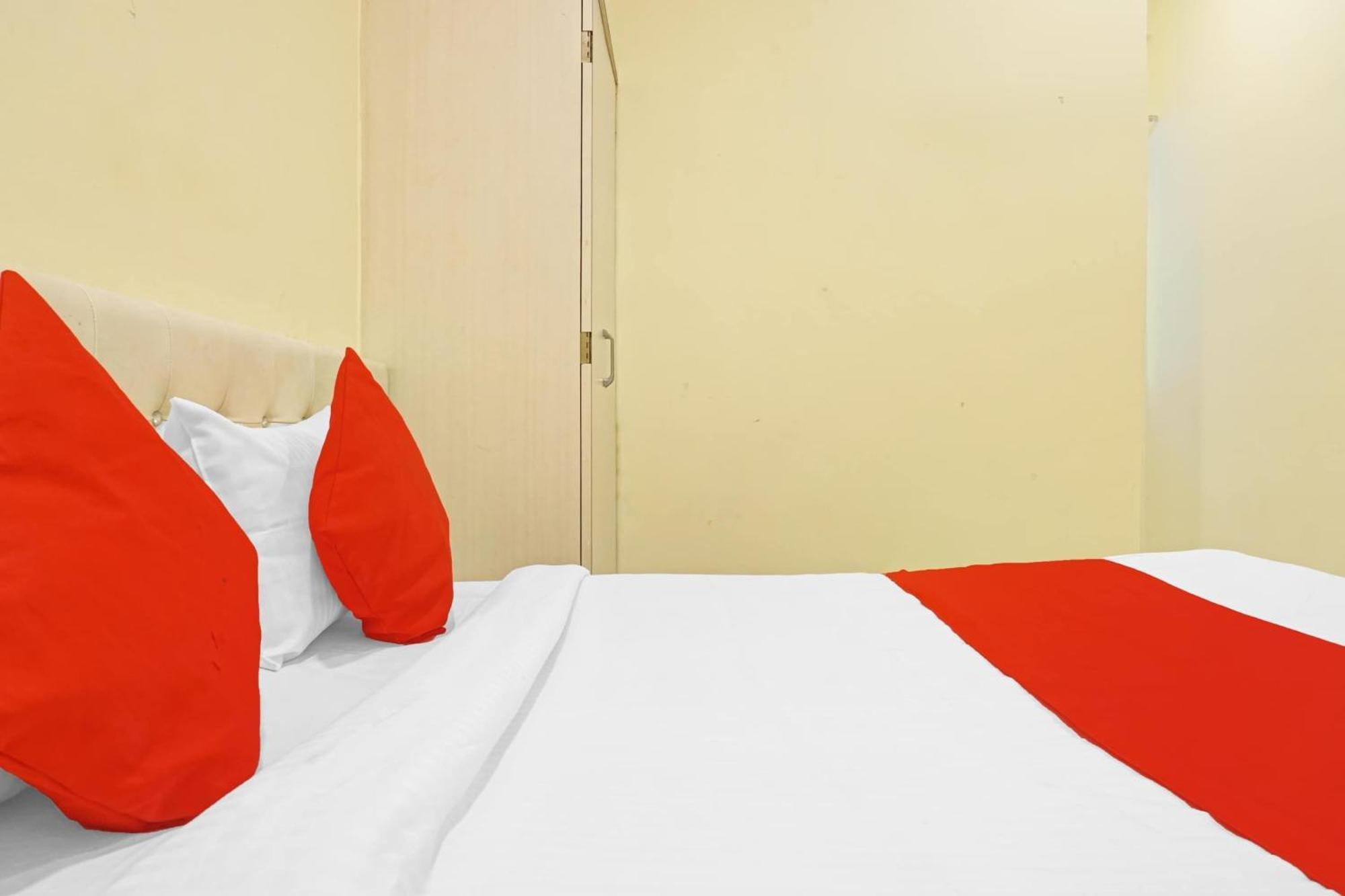 Hotel O 24K Inn Mundhva Esterno foto