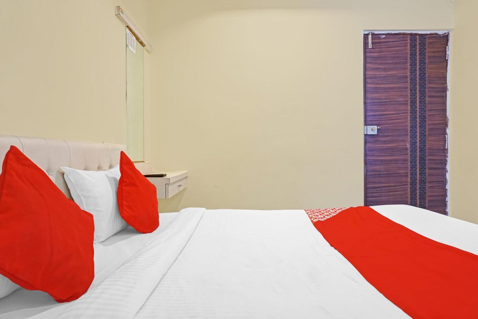 Hotel O 24K Inn Mundhva Esterno foto