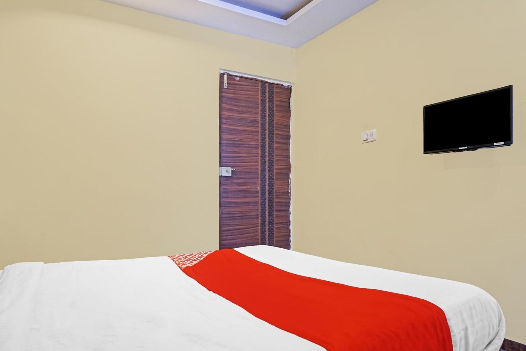 Hotel O 24K Inn Mundhva Esterno foto